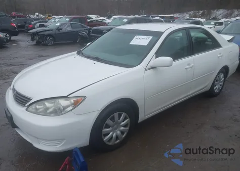 2005 Toyota Camry Le z USA, uszkodzony, nr VIN 4T1BE32K85U011513